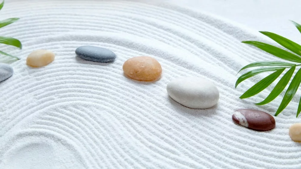 des galets de toutes les couleurs sur du sable blanc