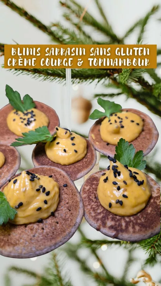 A enregistrer📍Recette blinis sarrasin & crème de courge et topinambour 🌱 Sans gluten et vegan ✅

BLINIS

Ingrédients:
▪️100g de farine de sarrasin
▪️50g de fécule arrow root
▪️20cl de crème soja cuisine
▪️5 cl d'eau filtrée
▪️1 CAS d'huile d'olive
▪️1/2 CAC de bicarbonate de soude
▪️1 CAC de vinaigre de cidre
▪️1 pincée de sel

Préparation:
▪️Dans un saladier, mélanger la farine de sarrasin, la fécule et le sel.
▪️Ajouter la crème végétale, l’eau et l’huile d’olive. Fouetter jusqu’à obtenir une pâte lisse et homogène, sans grumeaux.
▪️Incorporer le bicarbonate, puis le vinaigre de cidre en dernier. Mélanger rapidement : la réaction va apporter le moelleux.
▪️Laisser reposer la pâte 10 minutes à température ambiante (optionnel)
▪️ Dans la poêle chaude et huilée @pranacook_ , verser une petite louche de pâte pour former des mini crêpes.
▪️Laisser cuire 1 à 2 minutes jusqu’à l’apparition de bulles, retourner et poursuivre la cuisson 1 minute.

CRÈME COURGE & TOPINAMBOUR 

Ingrédients:
▪️275g de courge crue (ici variété bleue de Hongrie)
▪️150g de topinambour (ici 2 de taille moyenne)
▪️15cl de lait de coco cuisine
▪️1 CAS de purée de noisette
▪️2 petites échalotes
▪️1 CAS d’huile d’olive
▪️1 CAC de sauce soja Tamari
▪️1 CAC de jus de citron
▪️Poivre 

Préparation:
▪️Couper la courge et le topinambour en morceaux. Les faire cuire à la vapeur douce au @vitaliseur jusqu’à ce qu’ils soient bien fondants.
▪️Faire revenir l’échalote dans l’huile d’olive.
▪️Mixer les légumes encore chauds (courge + topinambour) avec l’échalote cuites, le lait de coco, la purée de noisettes, le jus de citron, le tamari et le poivre. Mixer au moins une minute pour obtenir une texture soyeuse, épaisse mais souple.
▪️Mettre au frais pendant une heure avant de servir sur les blinis en toast.
▪️Transvaser dans une poche à douille puis pocher joliment sur les blinis.

Dressage:
Ajouter quelques graines de sésame noir et un brin de persil.

[Recette de blinis au sarrasin sans gluten ni lactose, sans oeuf, recette blinis vegan, recette crème de courge vegan au topinambour, repas festif digeste]

Caroline 🌻 

#repasreveillon #blinismaison #veganfrance #blinissansgluten #topinambour