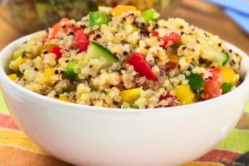 taboulé de quinoa aux légumes dans un bol blanc
