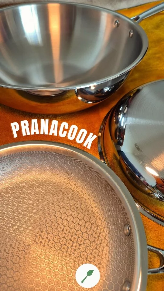 🔎 Zoom sur mon partenaire @pranacook_ 🌼

Je suis trop contente de ma nouvelle acquisition :
▪️ Poêle "La Solo" Nid d'abeille 
▪️ Poêle "La Quotidienne" Nid d'abeille 
▪️ Wok 28 cm

Pranacook sont les seuls à proposer ce revêtement si particulier et beau en quadrillage nid d'abeille. 🐝

Tous les ustensiles :
▪️ Inox 18/10 triply 
▪️ Zéro perturbateur endocrinien
▪️ Durable: garantie à vie
▪️ Surface naturellement anti-antidhésive (avec la méthode de la goutte d'eau) 

‼️ Information importante:
Profitez des tarifs actuels jusqu'à demain soir, jeudi 14 mai 23h59. Les prix vont augmenter à partir de vendredi à cause de la hausse des matières premières, de la logistique, etc. 🫤

Et pour profiter d'une petite remise de 5%, n'oubliez pas d'ajouter le code: "cuisinenaturelle. 🎁

Je vous souhaite une douce soirée.

Caroline 🌻 

[Promo Pranacook poêles inox 18/10 triply avant hausse des prix] 

#sansperturbateursendocriniens #inox1810 #pranacook #poeleinox

Collaboration commerciale - produits offerts.