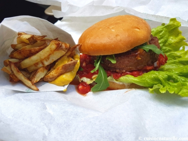 Burger vegan sans gluten avec frites maison Peacefood café montpellier