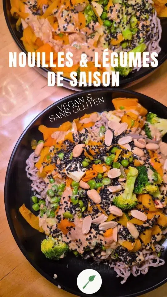 🍜 [Nouilles soba sarrasin aux légumes poêlés & tofu] Enregistre la recette pour te régaler 📌

Une assiette réconfortante, 100% végétale, sans gluten et pleine de goût. 🌿

Des nouilles soba sarrasin & riz complet, des légumes colorés, du tofu lactofermenté et une sauce ultra crémeuse à la cacahuète… simple, nourrissant et tellement bon ! 😋

Ingrédients (2 personnes)
▪️Nouilles soba sarrasin & riz complet @autourduriz
▪️Tagliatelles de carottes
▪️Têtes de brocolis
▪️Petits pois surgelés
▪️1 oignon ou 1 échalote
▪️Tofu nature lactofermenté
▪️Huile d'olive pour la cuisson

Sauce crémeuse :
▪️1 à 2 c. à s. de purée de cacahuète
▪️10 cl de lait de coco cuisine
▪️1 à 2 c. à s. de sauce soja tamari 
▪️1 petit morceau de gingembre frais râpé
▪️1 gousse d’ail frais râpée
▪️Jus de citron (selon goût)

Préparation: 
▪️Fais cuire les nouilles soba selon les instructions, égoutte et réserve.
▪️Émince l’oignon (ou l’échalote) et fais-le revenir doucement dans une poêle avec un filet d’huile.
▪️Ajoute les carottes (grâce à l'éplucheur à légumes j'ai réalisé les tagliatelles), les brocolis et les petits pois. Fais sauter quelques minutes : les légumes doivent rester légèrement croquants style wok. (Bon moi ils étaient plutôt cuits 🤭).
▪️Coupe le tofu en cubes et ajoute-le à la poêle pour le faire dorer légèrement.

▪️Dans un bol, mélange tous les ingrédients de la sauce jusqu’à obtenir une texture bien lisse.

Présentation:
▪️ Dans une belle assiette, ajoute les nouilles, puis les légumes et termine par la sauce. 
▪️ Ajoute des graines (j'ai choisi les graines de sésame noir) et des cacahuètes non salées (j'ai opté pour des cacahuètes non décortiquées).

[Recette vegan de nouilles soba sarrasin et riz complet au tofu lactofermenté, légumes poêlés et sauce crémeuse à la cacahuète. Un plat végétal équilibré, sans gluten, riche en protéines et facile à préparer pour un repas sain et gourmand.]

#nouillessoba
#veganfrance
#autourduriz
#proteinesvegetales 
#recettesansgluten