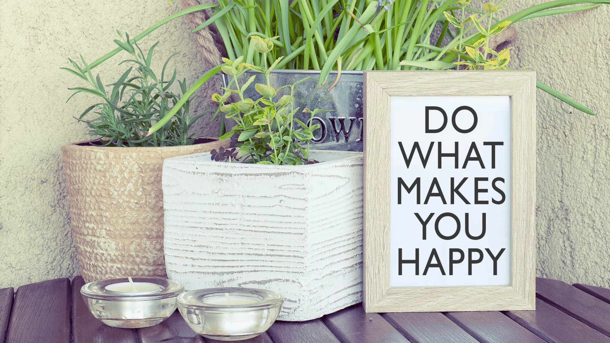 Pos avec plantes vertes et pancarte "do what makes you happy": fais ce qui te rend heureux