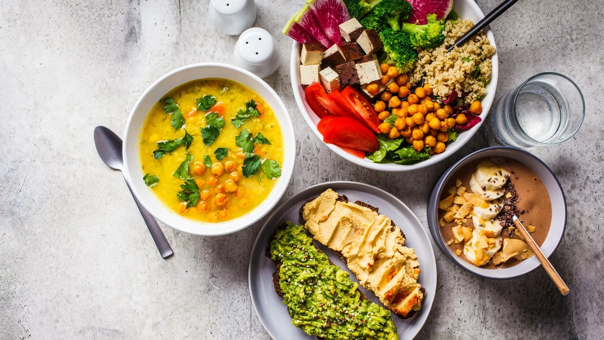 4 assiettes végétaliennes avec pois chiches, tomates, tofu