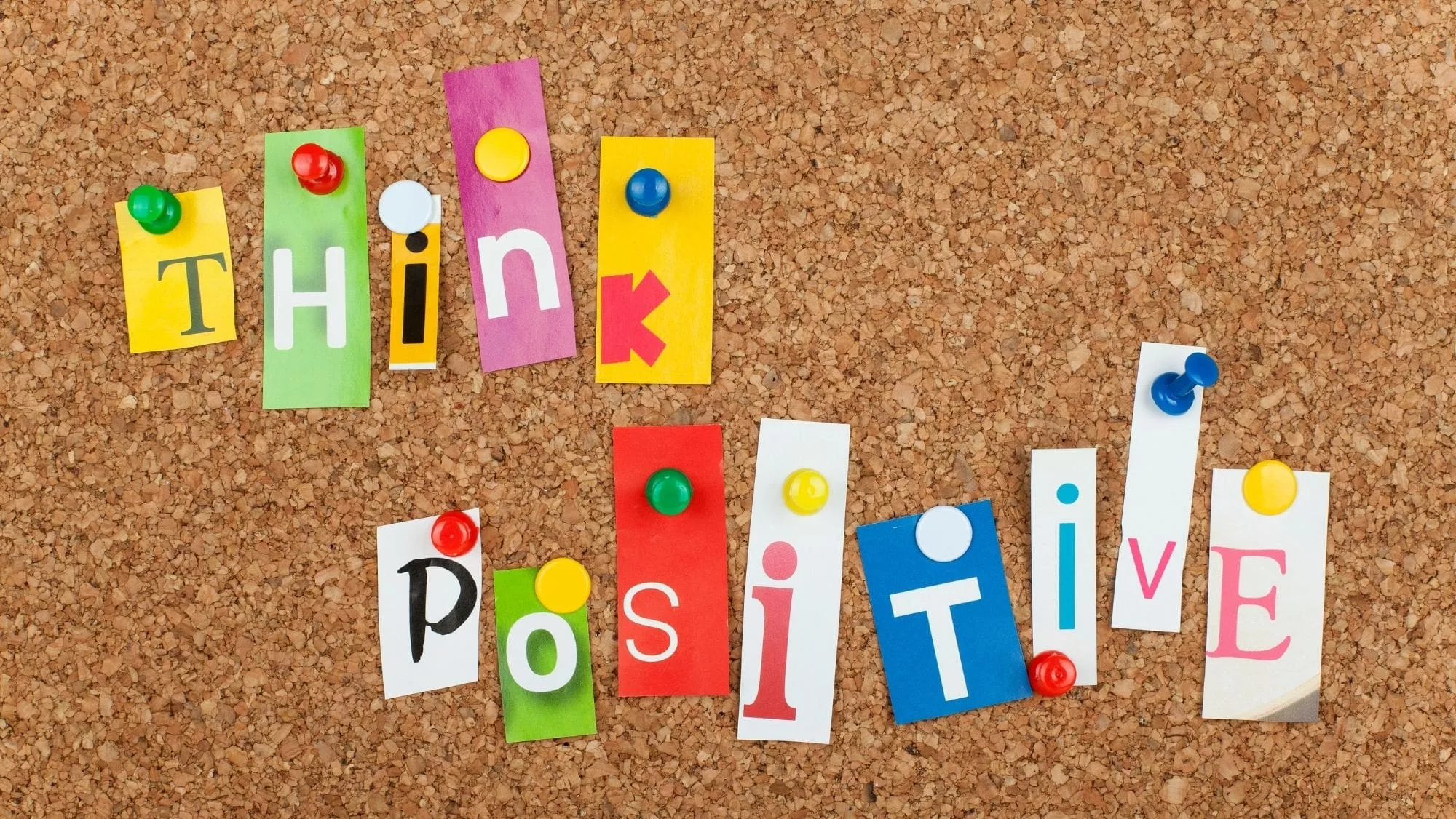 Tableau liège avec think positive coloré