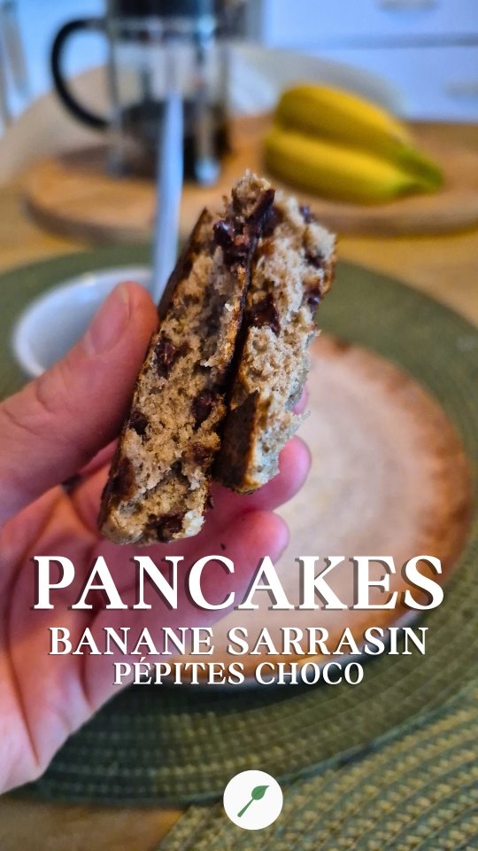 Pancakes banane & sarrasin aux pépites de chocolat, vegan et sans gluten 🥞🍌

Ma recette « matinée flemme » préférée : rapide, gourmande, saine et vraiment rassasiante 🙌

Le secret ? Pas de levure ! Depuis 10 ans, je fais lever mes pancakes avec un duo économique : bicarbonate + vinaigre de cidre. Ça marche à tous les coups ! 😉

Ingrédients:
🍌 Bananes bien mûres
🌾 Farine de sarrasin
🍫 1 poignée de pépites de chocolat (merci @lafourchebio 😜)
✨ ½ c. à café de bicarbonate
🍎 1 c. café de vinaigre de cidre (ou jus de citron)
(Je n'ai pas les proportions exactes car à chaque fois c'est différent, je fais au pif !)

Préparation:
1️⃣ Écrase les bananes à la fourchette.
2️⃣ Ajoute la farine de sarrasin et le bicarbonate, mélange.
3️⃣ Incorpore les pépites de chocolat.
4️⃣ Au dernier moment, ajoute le vinaigre de cidre : la pâte va mousser légèrement, c'est normal !
5️⃣ Cuis de petites louches dans une poêle bien chaude légèrement huilée, 2 à 3 min par face. Moi, je les fais dans ma crêpière inox 18/10 tri-ply @pranacook_ : cuisson homogène et pancakes bien dorés 🔥

📌 Enregistre ce post pour ton prochain petit-déj'
💬 Et si tu les testes, dis-moi en commentaire ce que tu en as pensé !

🎁 Bon plan codes promo:
• @lafourchebio pour mes pépites et ma farine : code CUISINENATURELLE, 20 € de réduction sur l'adhésion annuelle
• @pranacook_ , pour ma crêpière inox : code CUISINENATURELLE, 10 % de réduction

[Pancakes vegan et sans gluten à la banane et farine de sarrasin, sans levure : une recette rapide, saine et gourmande pour le petit-déjeuner.]

#pancakesvegan #farinedesarrasin #pancakessansgluten Collaboration commerciale