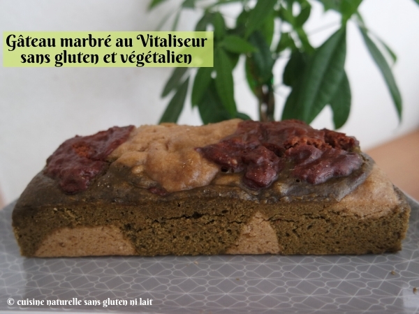 Gâteau marbré sans gluten vegan sur une assiette