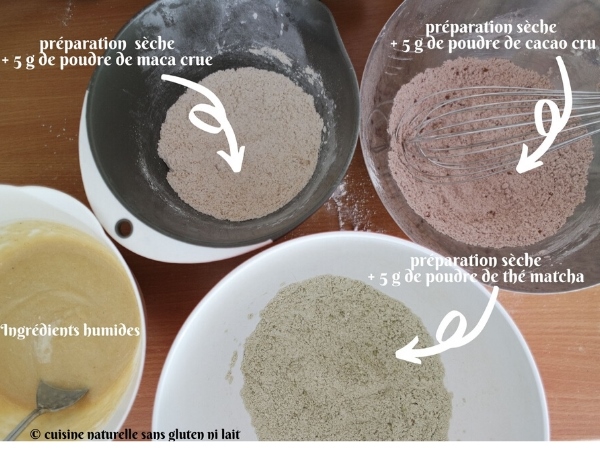 Ingrédients secs en poudre dans 3 saladiers