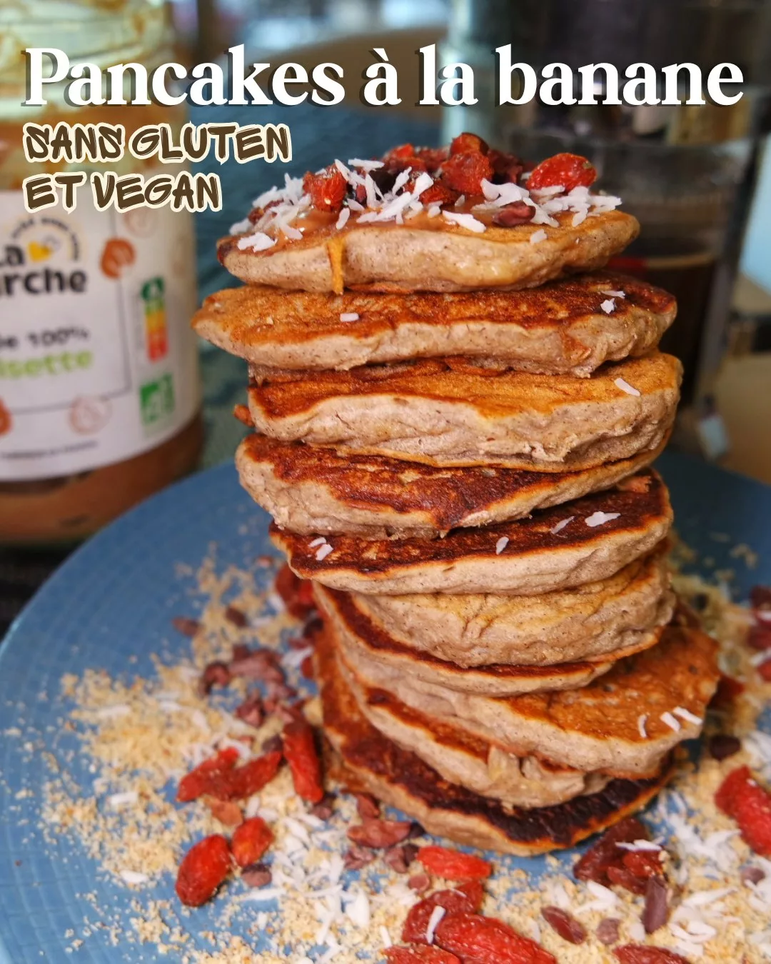 🍌 Pancakes à la banane - vegan et sans gluten 🥞

Des pancakes pour la rentrée ! Cette recette est moelleuse, gourmande, 100% sans gluten et vegan.🌿

La base ? De la banane bien mûre écrasée à la fourchette, un mix farine de sarrasin + farine de riz 1/2 complet + fécule d'arrow root, une pincée de bicarbonate et une touche de vinaigre de cidre pour le côté moelleux. Pas d'œuf, pas de lait, pas de sucre ajouté ! 🙅

Petit secret de cuisson : je les fais dorer dans ma crêpière inox 18/10 tri-ply @pranacook_  Le préchauffage à vide + le test de la goutte d'eau, c'est LA clé pour une cuisson sans accroche, sans avoir besoin d'un revêtement chimique. Avec le code CUISINENATURELLE vous avez 10% de réduction sur TOUT le site Pranacook.

Côté ingrédients, tout a été acheté sur @lafourchebio 🧺mon épicerie bio en ligne favorite. Et c'est le bon moment pour vous abonner : avec le code CUISINENATURELLE, l'adhésion annuelle est à -50% (29,90€ au lieu de 59,90€) 🥳 jusqu'au 9 septembre seulement ! Passé cette date, vous aurez quand même 20€ de réduction avec le même code. 

Pour le topping, place à la gourmandise : baies de goji, noix de coco râpée, éclats de fèves de cacao @natural_andes et une petite touche de pâte à tartiner maison choco-noisette (recette sur le blog). 🍫

👉 Recette complète et détaillée de ces pancakes à la banane sans gluten et vegan sur mon blog : cuisinenaturelle.com (lien en bio)

#petitdejeunersain #pancakesvegan #pancakessansgluten #pancakesbanane Collaboration commerciale

[Découvrez la recette facile des pancakes à la banane sans gluten et vegan : moelleux, sans œuf ni lait, préparés avec farine de sarrasin, farine de riz demi-complète et fécule d'arrow root. Une recette healthy et gourmande, parfaite pour un petit-déjeuner ou brunch sain, réalisable en moins de 20 minutes.]