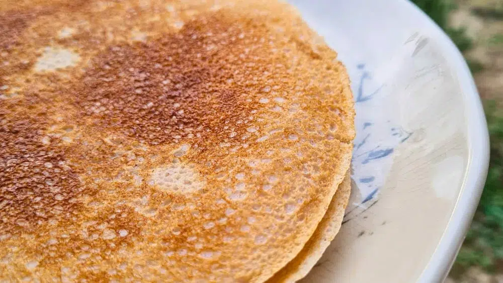 crêpes à la farine de châtaigne sans gluten sur une assiette