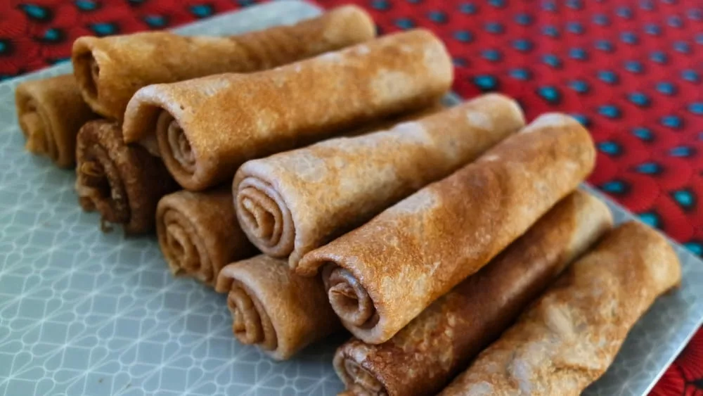 Crêpes roulées sur une assiette