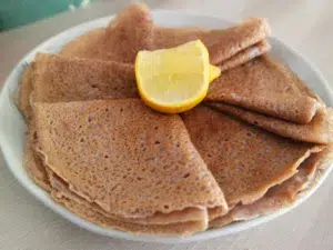 crêpes à la farine de châtaigne sans gluten avec un demi citron jaune au milieu