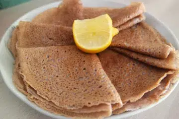 crêpes à la farine de châtaigne sans gluten avec un demi citron jaune au milieu