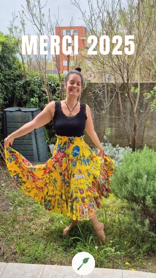 Merci 2025 🎀

Une belle année qui se clôture. Une année riche en émotion, en amour, en succès, en rencontres.
Une année d'introspection !
Une année de changements.
J'ai moins sociabilisé afin d'avoir du temps de repos, de réflexion, de calme et de paix intérieure.
Car dans le tourbillon du bruit et du brouhaha, on ne peut entendre sa voix intérieure. 

J'ai également décidé, très naturellement d'arrêter complètement l'alcool. Je ne buvais pas beaucoup, et de qualité bio, mais pour me sentir complètement alignée, j'avais besoin de supprimer totalement les quelques verres de vin rouge que je consommais de temps à autre.
Je sais que je suis loin d'être la seule à avoir cette démarche. Une démarche de bien-être. Je suis contente de voir, doucement mais sûrement, que de plus en plus d'options naturellement sans alcool, autres que les sodas à bulles mondialement connus, fleurissent sur le marché. 

Je suis particulièrement reconnaissante envers l'univers pour avoir entendu et réalisé une demande très particulière. 💜 Merci 🙏

Maintenant, je continue d'avancer, à mon rythme, sur ce chemin que l'on dessine chaque jour pour participer à un monde meilleur.

Je vous souhaite une belle, douce, lumineuse et enrichissante année 2026.

Paix et Amour 💛

Caroline 🌻 

[Rétrospective 2025, remerciements pour cette belle année, meilleurs vœux 2026, Bonne année 2026]

#gratitude #bonneannée2026 #sansalcool #amourdesoi #sérénité