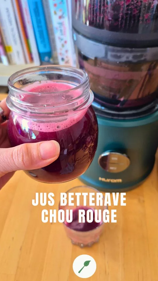A enregistrer 📍 Jus de betterave & chou rouge 🫜

Réalisé avec l’extracteur H80-ST de @huromofficial.fr , il permet d’obtenir un jus doux, bien équilibré et plein de nutriments. 🌿

👉 Recette (pour environ 30 cl de jus) :
• 150 g de fenouil
• 175 g de betterave (crue, sans la peau)
• 160 g de pomme (1 moyenne)
• 300 g de chou rouge
• 5 à 6 g de curcuma frais en rhizome (≈ 2 phalanges)

Résultat : un jus légèrement sucré, avec une belle profondeur grâce à la betterave et une touche fraîche et digestive avec le fenouil. 👌

🎁 Bon plan :
Profitez de 20% de remise sur tous les modèles Hurom avec le code CAROLINECUISINE20 (valable jusqu’au 31 mai ⏳)

👉 Pensez à enregistrer ce post pour retrouver facilement cette recette qui a été hyper validée par mon entourage. 😉

[Recette de jus de betterave maison avec extracteur Hurom H80-ST : jus frais, riche en nutriments, facile à réaliser avec fenouil, pomme, chou rouge et curcuma.]

#jusdebetterave #jusdelegumes #extracteurdejus #h80st

* Produit offert | Collaboration commerciale
