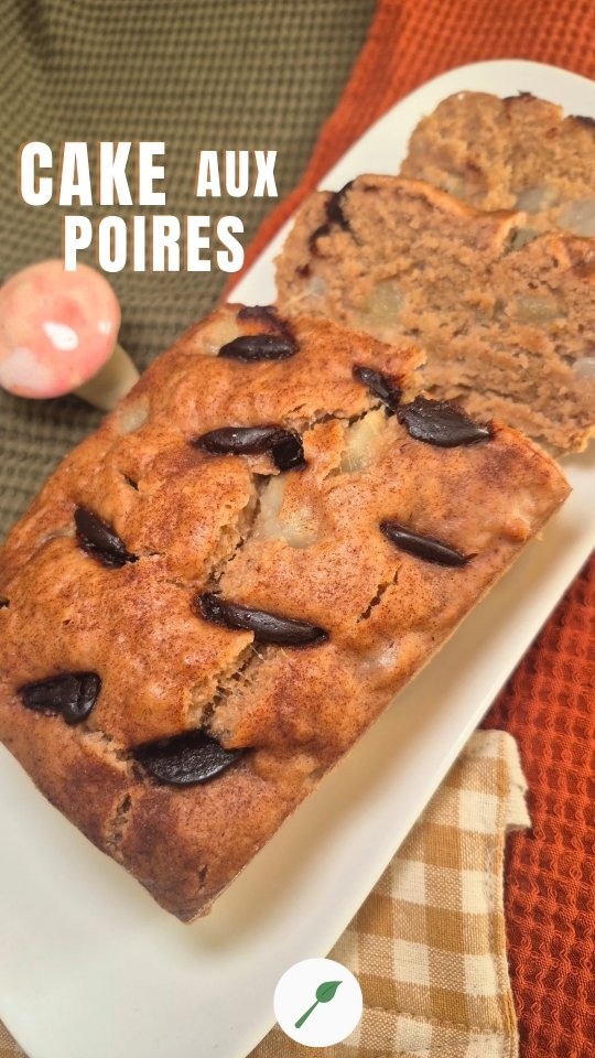 🍂 C'est l'automne ! Voici une gourmande recette de cake aux poires et palets de chocolat noir. 

Pas de four ❌
Pas de gluten ❌
Pas de produits laitiers ❌
Pas d'oeuf ❌
Au @vitaliseur ✅

📍 Enregistre ce post pour retrouver la recette ! 

🌱 Ingrédients:
- 60 g fécule (maïs ou arrow root)
- 60 g farine de riz
- 60 g farine de châtaigne
- 20 g farine de sorgho
- 1 cuillère à soupe de psyllium
- 1 cuillère à café rase de bicarbonate de soude
- 50 ml d'eau
- 50 ml d'huile d'olive
- 150 g de compote de poire
- 1 cuillère à soupe de vinaigre de cidre
- 350 g de poires mûres en dés (environ 3 poires moyennes)
- 30 g de palets de chocolat @lafourchebio
- 1 peu de cannelle

🥄 Préparation:
1️⃣ Dans un saladier, mélanger les farineux (fécule, farines, psyllium et bicarbonate de soude. Bien mélanger.
2️⃣ Ajouter les liquides: l'eau, l'huile d'olive et la compote de poire. Mélangez jusqu'à obtenir une pâte lisse et homogène.
3️⃣ Incorporer les dés de poires mûres et mélanger délicatement pour ne pas les écraser. Enfin, ajouter le vinaigre de cidre. Bien mélanger à nouveau.
4️⃣ Préparer le moule pour que la préparation ne colle pas lors du démoulage: huiler légèrement le moule inox, puis le saupoudrer de farine de riz (la moins chère en sans gluten). Tapoter pour retirer l'excédent.
5️⃣ Versez la pâte dans le moule huilé et fariné puis laisser reposer 10 minutes à température ambiante.
6️⃣ Ajouter les palets de chocolat en les piquant dans la pâte et saupoudrer de cannelle. 
7️⃣ Quand l'eau bout, ajouter le moule en inox dans le tamis et faire cuire pendant environ 30 minutes.
8️⃣ Démouler délicatement après quelques minutes après la fin de cuisson et laisser reposer au frais. Quand le cake est tiède, le mettre au réfrigérateur.
Je le trouve meilleur à déguster froid et il se tient encore mieux.

👍 Pour cette recette j'ai utilisé le Grand Chef (= Authentique Vitaliseur de Marion) et le moule en inox, en vente à l'unité sur leur site.
💡 Pour toute demande de code promo, merci de m'écrire votre demande par 💌 mail à : caroline@cuisinenaturelle.com
