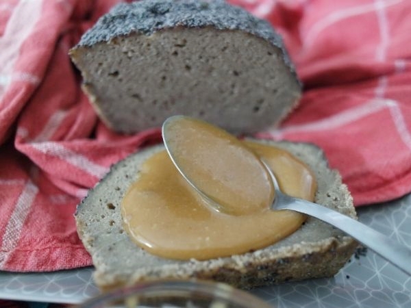 Tranche de pain sans gluten au Vitaliseur avec une tartine de pâte à tartiner maison.