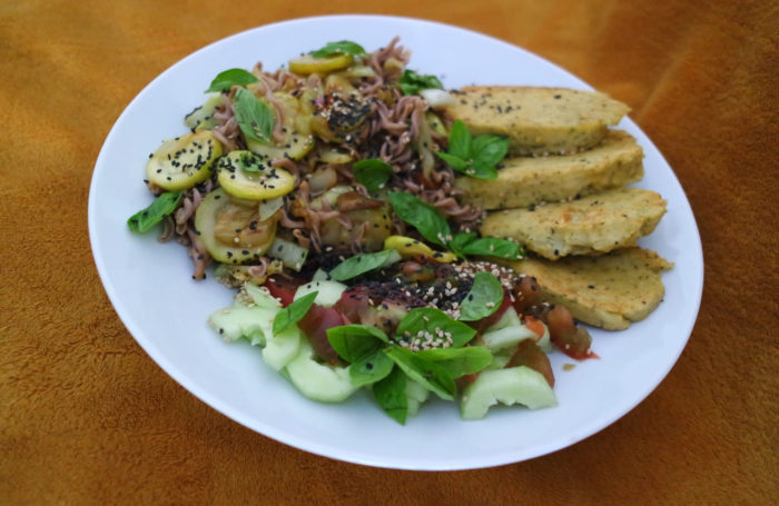 Assiette provençale avec légumes d'été et panisse