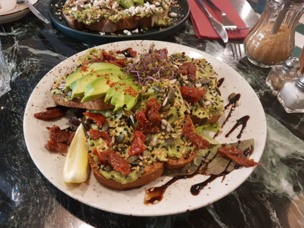 Avocado toast tomates séchées sans gluten vegan Amazone coffee