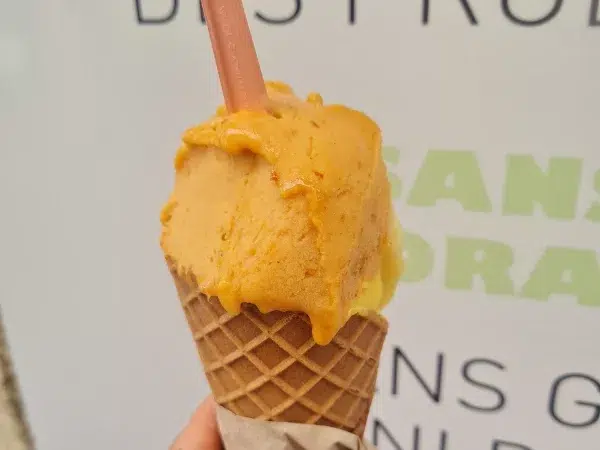 glace vegan dans un cornet sans gluten