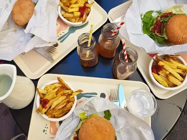 Table de burgers vegan avec frites maison et boisson thé glacé à Montpellier