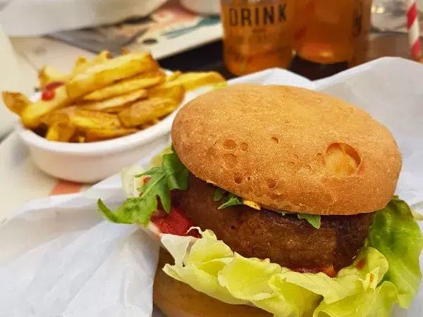 Burger vegan sans gluten avec frites maison Peacefood café montpellier