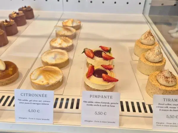 choix de pâtisseries végétales avec option sans gluten, tarte citron