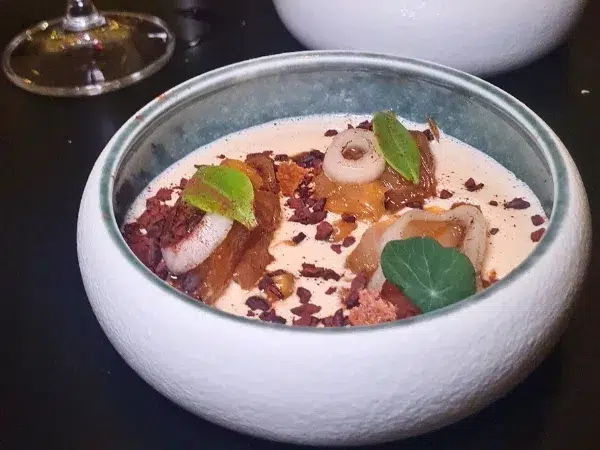 Oignon en deux façons, poudre d'épluchure, crémeux levure nutrionnelle, grué