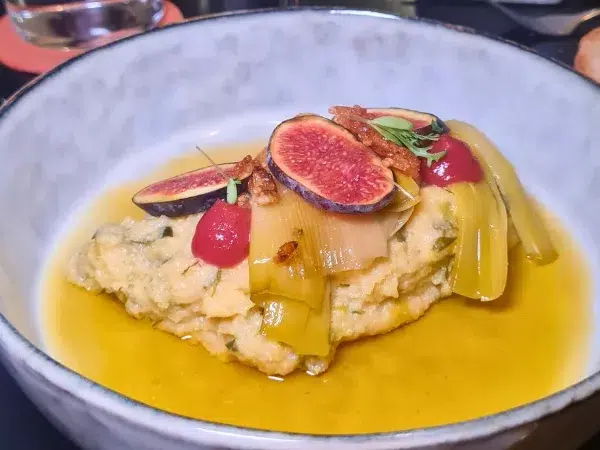 polenta au vert de poireau confit, gelée de figue et bouillon réglisse