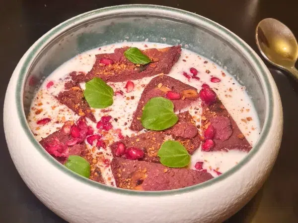 moelleux chocolat-noisette, crémeux au pistachier lentisque, grenade et sa gelée.