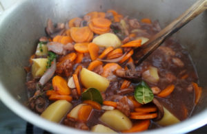 Bourguignon sans viande pommes de terre, carottes et herbes aromatiques