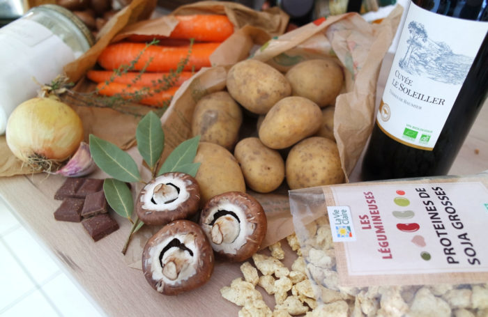 Ingrédients pour faire cuisiner un bourguignon sans viande avec des champignons, des pommes de terre, des carottes, de l'oignon