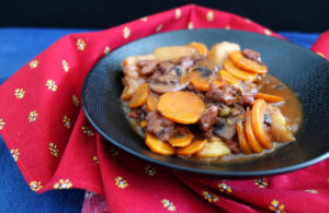 Assiette de bourguignon végétal avec carottes et protéines de soja