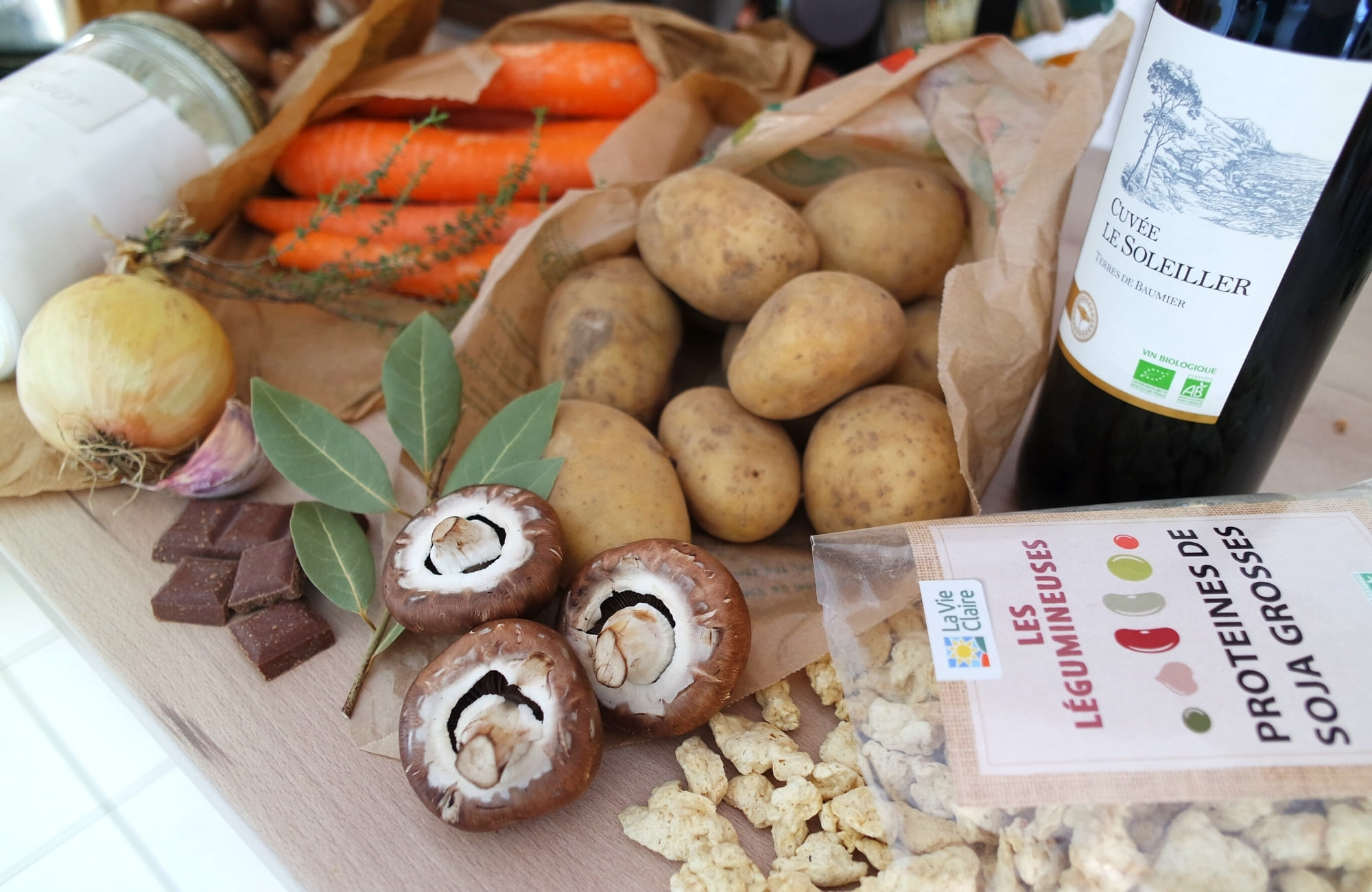 champignons, pommes de terre, carottes, protéines de soja et vin rouge