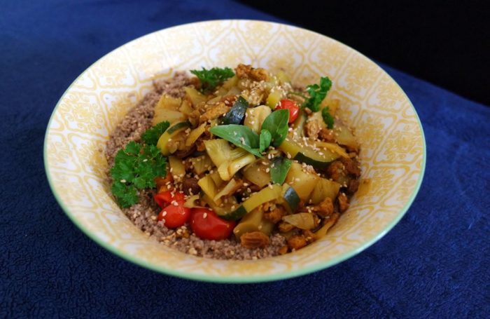 Assiette de couscous sans gluten et légumes cuits à la vapeur douce au Vitaliseur avec herbes aromatiques