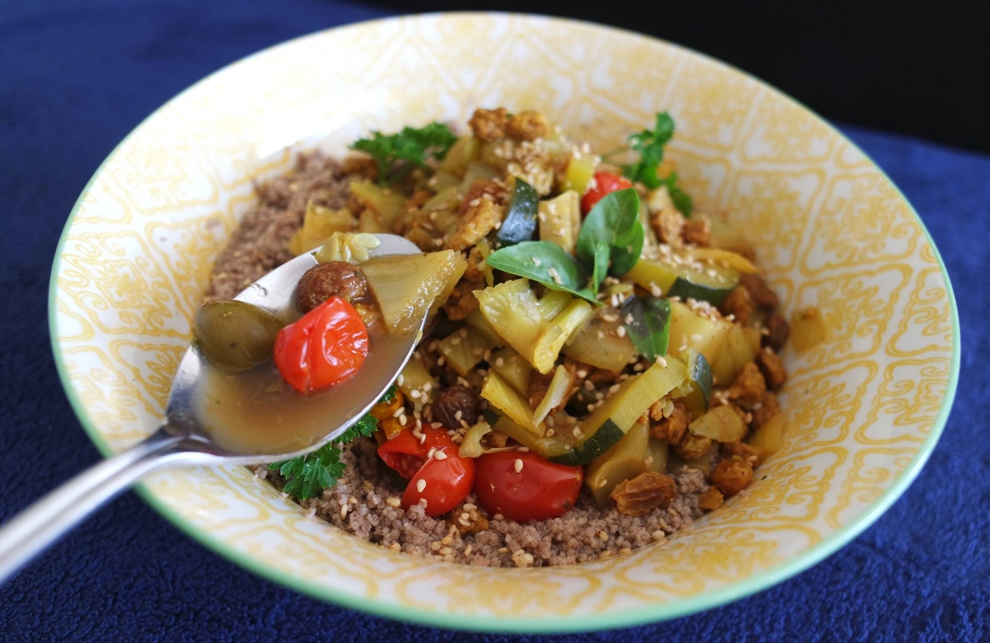 Belle assiette creuse avec légumes tomates olive et couscous sans gluten