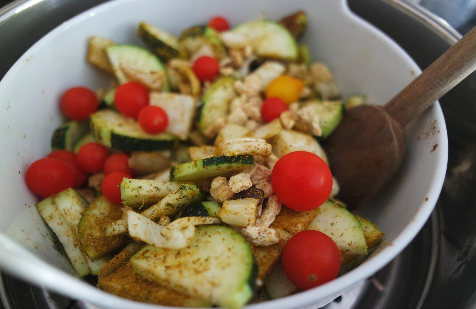 Soupière en céramique avec les légumes et les épices