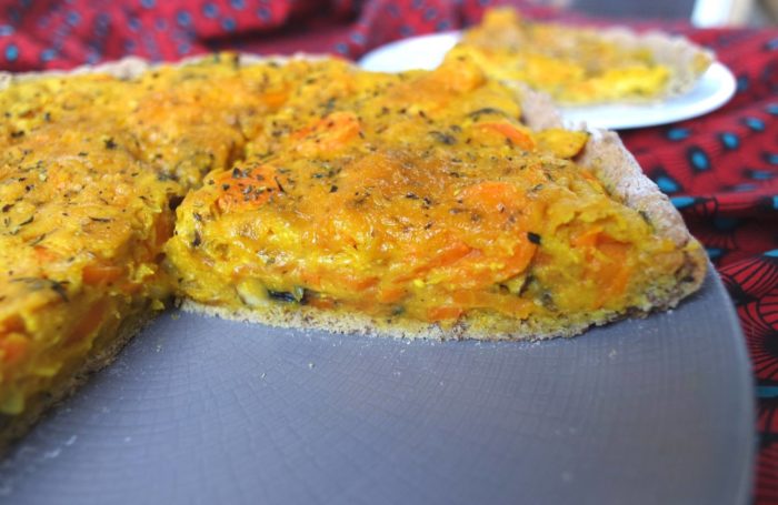 quiche vegan sans gluten sans lait sans œuf sans lait aux légumes carottes, champignons et oignon