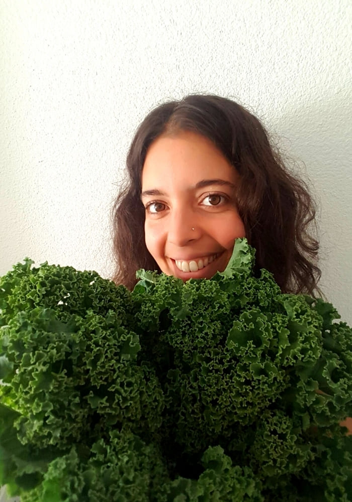 Caroline sourire et un bouquet de chou kale