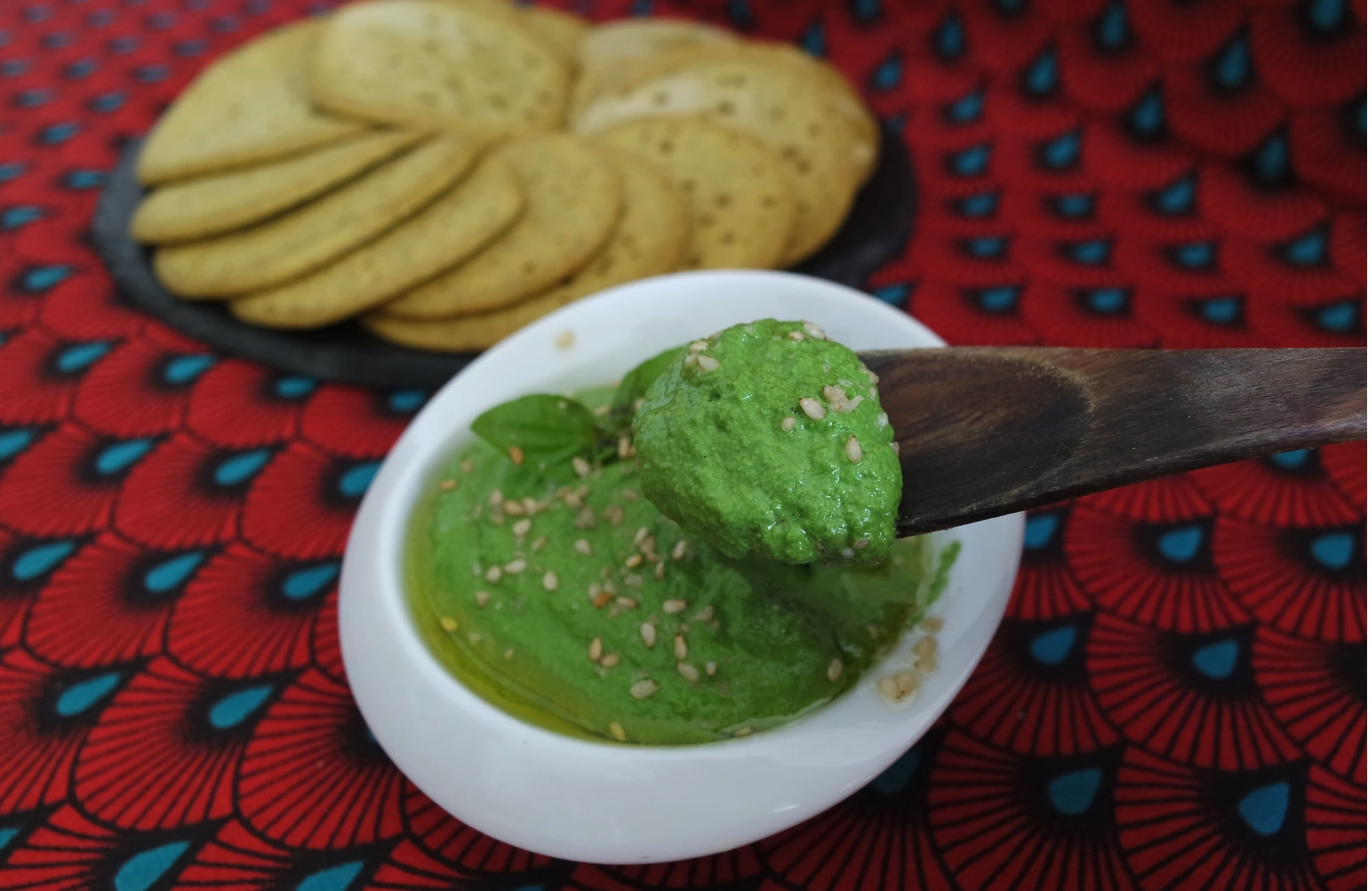 Pesto de chou kale avec graines de sésame et pancakes salées