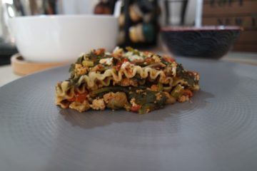 Lasagne végétales dans une assiette grise