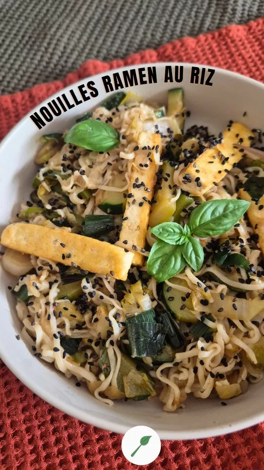 Recette sans gluten et végétale à enregistrer 📍

Nouilles Ramen au riz 1/2 avec légumes et tofu frit 🌱

RECETTE : 
▪️ Faire revenir les légumes de votre choix, ici: poireau, poivron et courgette
▪️ Faire cuire le tofu. Ici j'ai choisi le tofu lactofermenté nature. Je fais revenir les lamelles de tofu dans de l'huile de sésame toasté. 🤌
▪️ Cuire les nouilles de ramen.
▪️ Mélanger le tout dans le wok en inox. 
▪️ Vous pouvez déguster tel quel, avec un filet d'huile de sésame ou bien vous pouvez ajouter une sauce maison à la cacahuète (purée cacahuète + eau + jus citron + sauce soja tamari).

PRODUITS CONSEILLÉS:
▪️ Wok, poêle et casserole en inox 18/10 triply @pranacook_ (10% avec le code: cuisinenaturelle)
▪️Tofu lactofermenté nature @lesojami 
▪️ Nouilles Ramen au riz 1/2 complet @autourduriz 
▪️ Purée de cacahuète @jeanherve_jeanherve 

Enregistrez la recette pour la retrouver facilement ! 😉

Bonne journée. 

Caroline 🌻 

#nouillederiz #wokinox #pranacook #recettefacile #sansgluten 

[Recette sans gluten et vegan nouilles Ramen au riz avec légumes et tofu frit cuit dans ustensiles en inox Pranacook]