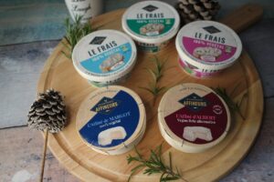 Les nouveaux affineurs fromages vegan français planche décoration et pomme de pin