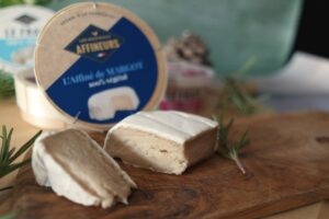 L'affiné de Margot les nouveaux affineurs: morceau de brie vegan coupé