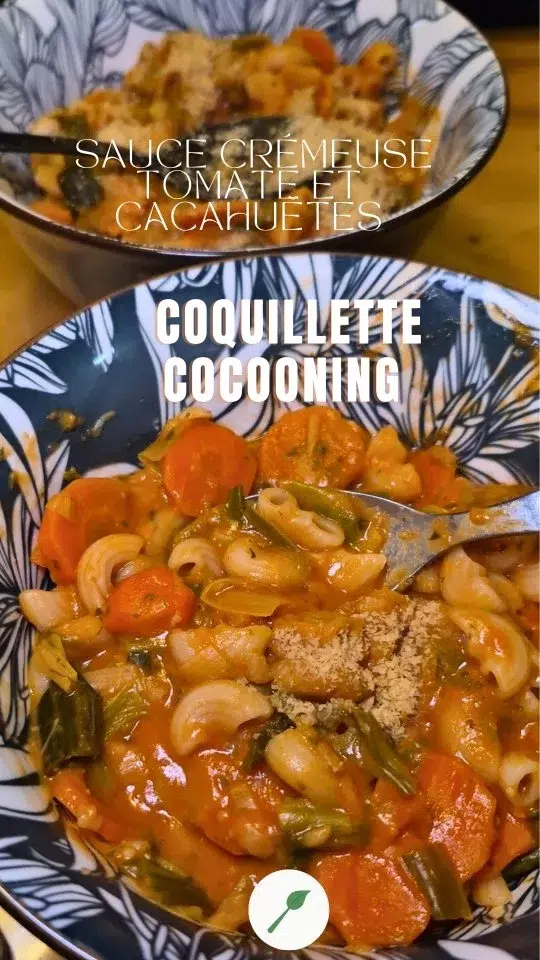 Un plat doudou, simple et ultra réconfortant pour les journées fraîches 🥶
Aujourd’hui, on revisite les coquillettes avec une sauce tomate–cacahuètes bien crémeuse, parfumée aux aux épices. Un mélange surprenant mais tellement gourmand ! 

🍝 Coquillettes cocooning tomate & cacahuètes

🥕 Ingrédients:
▪️Légumes : poireau (blancs + verts) et carottes en rondelles
▪️Coquillettes sans gluten (au riz, ici @valpibio )
▪️Passata @lafourchebio
▪️Purée de cacahuètes @lafourchebio
▪️Ail
▪️Eau filtrée
▪️1 feuille de bois d’Inde (ou laurier sauce)
▪️Épices : poudre de galanga, cumin en poudre
▪️Optionnel : sauce soja tamari, poivre

👩‍🍳 Préparation
▪️Préparer les légumes:
Couper le poireau et les carottes en fines rondelles à la mandoline pour une cuisson rapide et homogène.
▪️Faire revenir:
Dans une grande casserole, faire revenir doucement l’ail émincé avec un fond d’eau (ou un filet d’huile si tu préfères).
Ajouter les légumes et laisser suer 3 à 5 minutes.
▪️Ajouter la base sauce:
Verser la passata, la feuille de bois d’Inde (ou laurier), le cumin et le galanga.
Mélanger puis ajouter un peu d’eau filtrée pour obtenir une texture de sauce.
▪️Cuisson des pâtes:
Ajouter les coquillettes directement dans la sauce.
Couvrir et laisser cuire à feu doux en remuant régulièrement, jusqu’à ce que les pâtes soient tendres.
▪️Créer le crémeux:
Incorporer la purée de cacahuètes, bien mélanger pour obtenir une sauce onctueuse.
Ajuster avec un peu d’eau si besoin.
▪️Assaisonner:
Ajouter (optionnel) un filet de tamari et un tour de poivre.
Retirer la feuille de bois d’Inde avant de servir.
😋Servir bien chaud !

Astuces:
👉 Plus crémeux : ajoute une cuillère supplémentaire de purée de cacahuètes.
👉 Version plus protéinée : ajoute des pois chiches ou du tofu en dés.
👉 Digestion: le galanga aide à la digestion et apporte une note fraîche citronnée.
👉 Batch cooking : le plat épaissit en refroidissant, ajoute un peu d’eau au réchauffage.

[Coquillettes sans gluten en sauce tomate et purée de cacahuètes. Recette vegan facile, économique et réconfortante pour l’hiver. Plat familial et gourmand.]

#patessansgluten #pureedecacahuete #lafourchebio #recettesansgluten #recettevegetale
