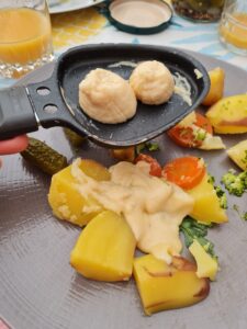 Fromage à raclette Vegusto avec légumes pommes de terre et carottes