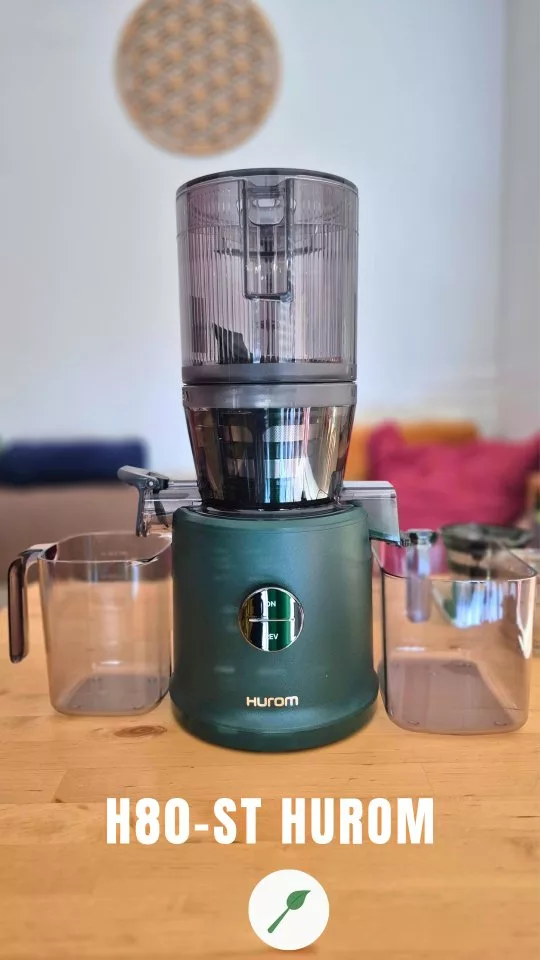 Promo H80-ST Hurom 🔥 Présentation 

Je vous présente le dernier extracteur de jus H80-ST de @huromofficial.fr 
Une vraie pépite pour des jus frais, riches en nutriments et ultra simples à préparer au quotidien 🍏🥕

Si vous cherchez un extracteur performant, pratique et durable, ce modèle coche clairement toutes les cases ✅

👉 Les nouveautés du H80-ST :
▪️ 🔄 Nouvelle vis à spirale optimisée pour une extraction encore plus efficace des légumes fibreux comme le chou kale ou le céleri branche 🌱
▪️ 💧 Rendement amélioré : encore plus de jus
▪️🧠 Design intelligent : montage rapide et intuitif
▪️🤲 Ergonomie améliorée pour une utilisation fluide au quotidien
▪️ Grandes capacités de jus : trémie extra large (2,2 litres) et récepteur à jus de 650ml
▪️ Dispo en 4 coloris: gris titane 🩶 blanc marbre 🤍 vert kale 💚 noir mat 🖤

Pour des jus maison délicieux, une texture parfaite (comme tous les extracteurs de la gamme Pure Press) et un vrai gain de temps au quotidien 🌿

🎁 Bon plan :
Profitez de -20% sur tous les modèles Hurom avec le code CAROLINECUISINE20 (valable jusqu’au 31 mai ⏳)

💚 L’idéal pour intégrer facilement des jus ultra frais maison dans le cadre d'un mode de vie sain.

😋 Si vous souhaitez recevoir mon ebook de recette de jus, commentez "recettes jus Hurom" en commentaire ⬇️

[Présentation du Hurom H80-ST, extracteur de jus nouvelle génération : performances, améliorations ergonomiques, nettoyage facile et code promo -20% pour réaliser des jus maison riches en nutriments.]

#extracteurdejus #huromfrance #jusdelegumes
#alimentationvivante

* Produit offert | Collaboration commerciale