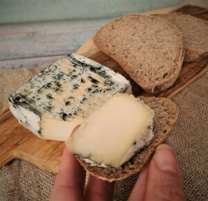 Cheesy Blue casse noisette fromage vegan Paris sur une tranche de pain sans gluten