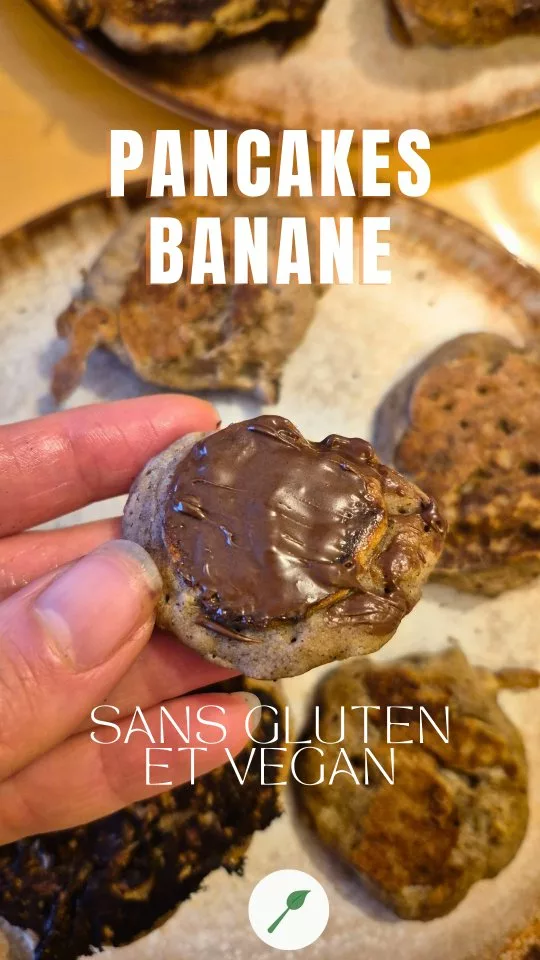 📍 Idée recette brunch à enregistrer
🥞 Pancakes banane coco sans gluten & vegan

Moelleux, naturellement sucrés et ultra simples à préparer… le combo parfait pour un petit-déj ou un brunch sain 😍

🍌 La base :
Bananes mûres écrasées, lait de coco cuisine, une touche de cannelle, fécule d'arrow root (magasin bio), farines de sarrasin & de riz.
Le duo bicarbonate + vinaigre de cidre remplacent la levure. 💡 (1/2 petite cuillère à café de chacun).

👩‍🍳 Préparation express :
On écrase les bananes, on ajoute le lait de coco, la cannelle, les farineux dont fécule (1/3 de chacun), le bicarbonate alimentaire, on mélange bien… et on termine par le vinaigre juste avant la cuisson.

🔥 Cuisson saine avec les poêles en inox @pranacook_ (inox 18/10 triply)
Astuce anti-adhérence : le test de la goutte d’eau 💧
→ Fais chauffer la poêle à feu moyen
→ Dépose une petite goutte d’eau :
• si elle s’évapore → pas assez chaud
• si elle se divise en petites billes qui glissent → température parfaite
À ce moment-là, ajoute l'huile qui va chauffer très rapidement puis verse la pâte : ça n’accroche pas et la cuisson est homogène.

Des pancakes gourmands, digestes, toujours naturellement sans gluten, sans lait, sans oeuf, sans sucre ajouté. 👍

[Idée recette brunch vegan, pancakes à la banane, pancakes sans gluten, pancakes sans lactose, pancakes vegan, cuisson saine poêle inox Pranacook] 

#pancakessansgluten
#pancakevegan
#pancakesvegan
#brunchvegan
#cuissonsaine