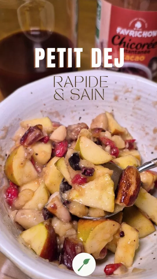 Petit-déjeuner réconfortant & naturellement énergisant 🤸‍♀️
1 banane écrasée avec de la cannelle en poudre, morceaux de pomme, 1 datte Medjool, une poignée de baies de goji, quelques noix du Brésil et 2 fèves de cacao 🍌🍎🍫

Le tout accompagné d’une tasse de chicorée cacao @favrichon.bio chaude et réconfortante naturellement sans caféine ☕🤎 commandée sur @lafourchebio (en savoir plus en bio).

Bonne journée à toutes et tous 🌿

Caroline 🌻 

Un petit-déjeuner naturellement vegan, sans gluten, sans sucre raffiné, parfait pour nourrir le corps en douceur dès le matin et faire le plein d’énergie. 🚀

[Petit-déjeuner vegan et sans gluten à base de banane, pomme, datte, baies de goji, noix du Brésil et fèves de cacao, accompagné d’une chicorée cacao chaude, sain et digeste.]

#petitdejeunervegan
#petitdejeunersansgluten
#petitdéjeunersain
#chicorée